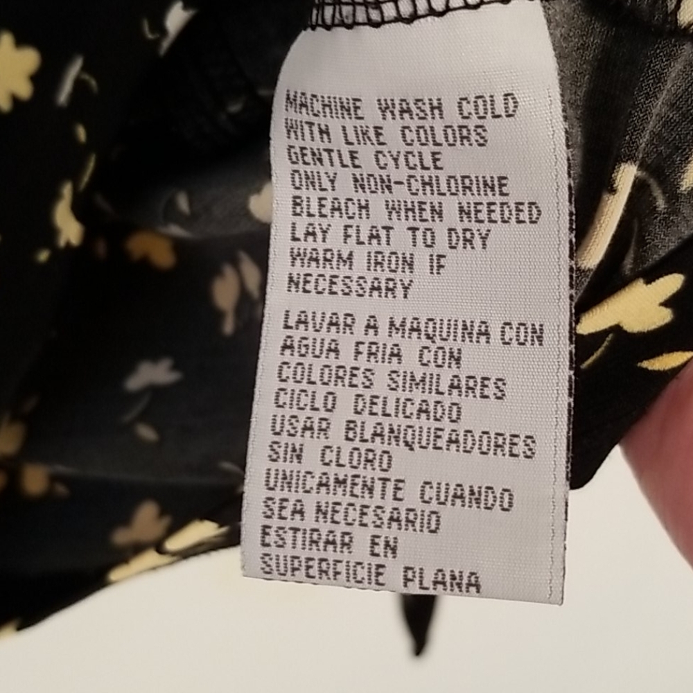 Nine West Black and Cream Print Top in Size Medium - Picture 6 of 9